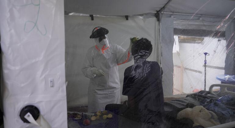 Пациент получает лечение от Эболы в одном из специализированных центров в ДР Конго.